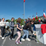 Cérémonie du 8 mai à St Crespin sur Moine | Sèvremoine. Juste avant le dépôt des gerbes, les enfants des CME de la commune ont déposé des fleurs devant l'assemblée. ©Olivier Rahard